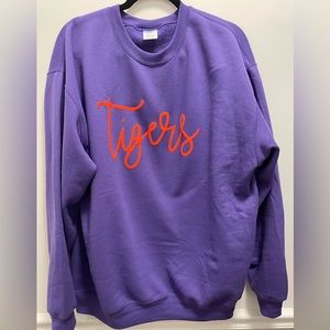 Oversized sweatshirt puff letters